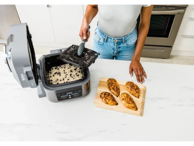 Ninja Cooking System und Heißluftfritteuse ON400DE Speedi Rapid Hellgrau