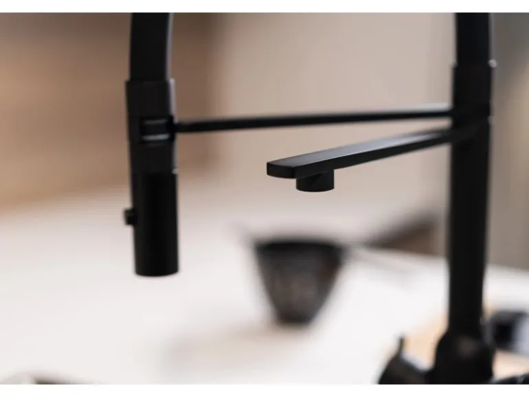 VIZIO 4 Wege Wasserhahn Küchenarmatur BOD mit 360° Schwenkbarem Auslauf Abnehmbare 2 Strahl Handbrause Schwarz Matt Weiß