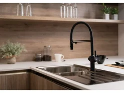 VIZIO 4 Wege Wasserhahn Küchenarmatur BOD mit 360° Schwenkbarem Auslauf Abnehmbare 2 Strahl Handbrause Schwarz Matt Weiß