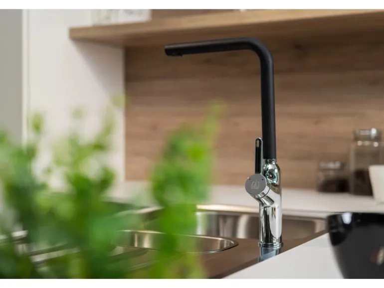 VIZIO Wasserhahn Küchenarmatur BOD mit 360° Schwenkbarem L Auslauf Verchromt Schwarz Granit