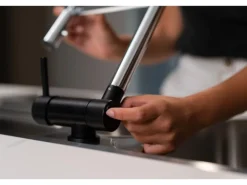 VIZIO Wasserhahn Vorfenster Küchenarmatur Umklappbar 45 CM mit 360° Schwenkbarem Auslauf Abnehmbare 2 Strahl Handbrause Chrom und Schwarz Matt
