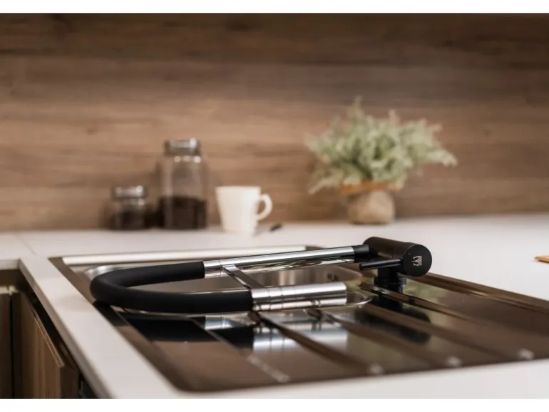 VIZIO Wasserhahn Vorfenster Küchenarmatur Umklappbar 45 CM mit 360° Schwenkbarem Auslauf Abnehmbare 2 Strahl Handbrause Chrom und Schwarz Matt