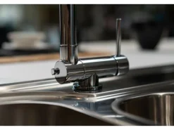 VIZIO Wasserhahn Vorfenster Küchenarmatur Umklappbar 45 CM mit 360° Schwenkbarem Auslauf Abnehmbare 2 Strahl Handbrause Verchromt Rot