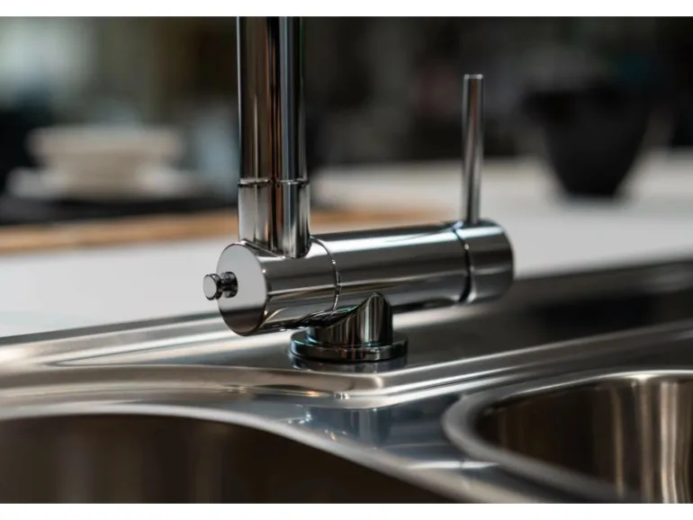 VIZIO Wasserhahn Vorfenster Küchenarmatur Umklappbar 45 CM mit 360° Schwenkbarem Auslauf Abnehmbare 2 Strahl Handbrause Verchromt Rot