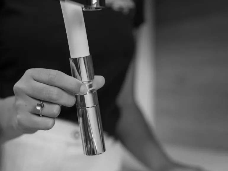 VIZIO Wasserhahn Vorfenster Küchenarmatur Umklappbar 6 CM mit 360° Schwenkbarem Auslauf Abnehmbare 2 Strahl Handbrause Verchromt Schwarz