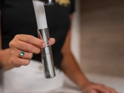 VIZIO Wasserhahn Vorfenster Küchenarmatur Umklappbar 45 CM mit 360° Schwenkbarem Auslauf Abnehmbare 2 Strahl Handbrause Verchromt Weiß