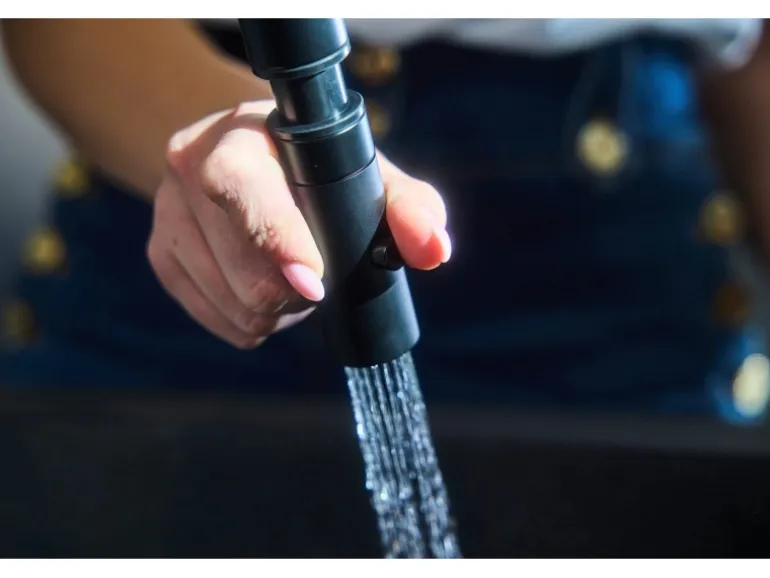 VIZIO Wasserhahn Vorfenster Küchenarmatur Umklappbar 6 CM mit 360° Schwenkbarem Auslauf Abnehmbare 2 Strahl Handbrause Schwarz Matt Rot